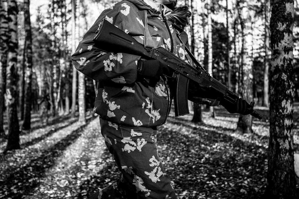 Занятия по тактической подготовке в военно-патриотическом лагере «Юнармеец». Фото: Юрий Белят / «МБХ медиа»